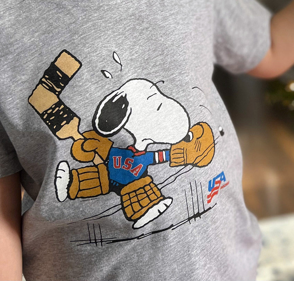 SNOOPY - USA Snoopy アイスホッケーシャツ Streaker Sports x Peanuts USA Hockey Fresh Ice Tee - Adult